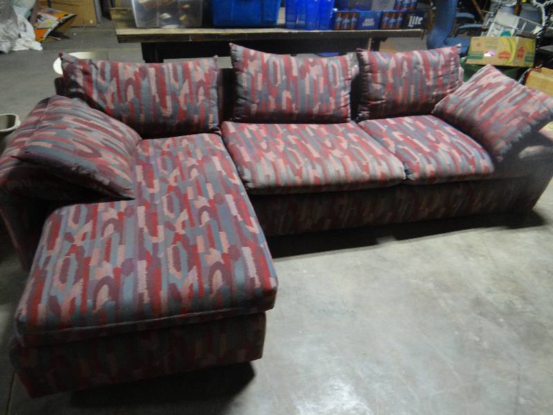 lot 4224 image: Sectional couch 1 foot needs repaired.