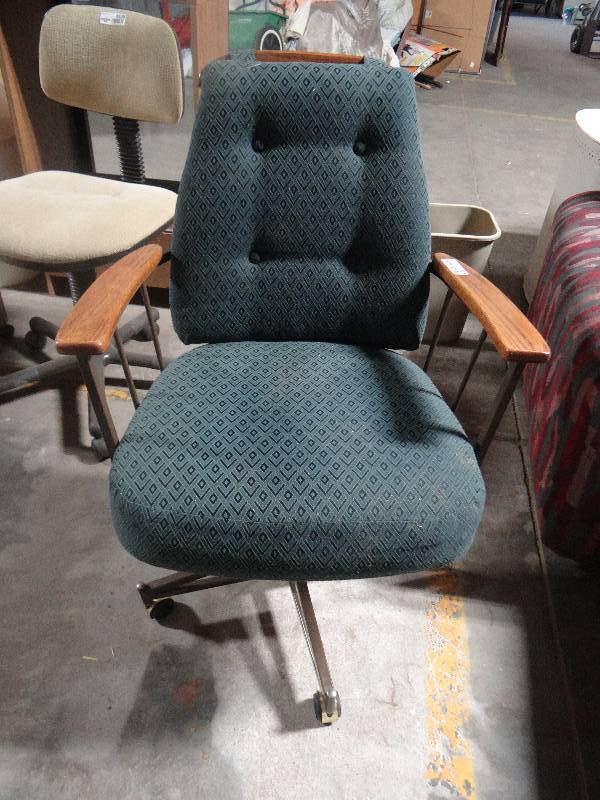 lot 4225 image: Office chair on wheels.