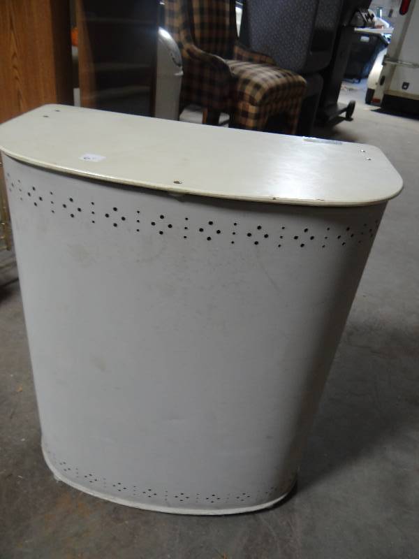 lot 4226 image: Clothes hamper.