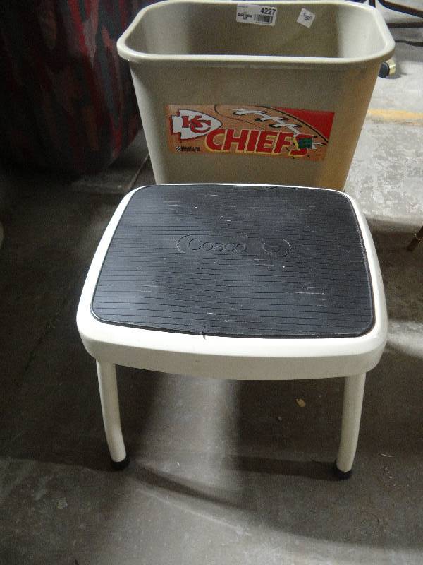 lot 4227 image: Chiefs small trash can & small cosco stool.