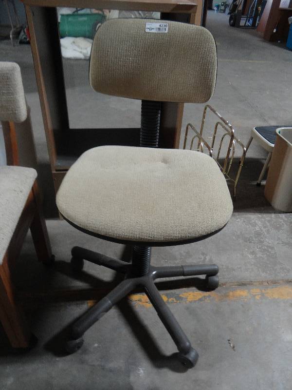lot 4230 image: Padded office chair on wheels.