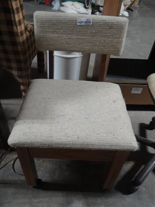 lot 4231 image: Padded chair on wheels.