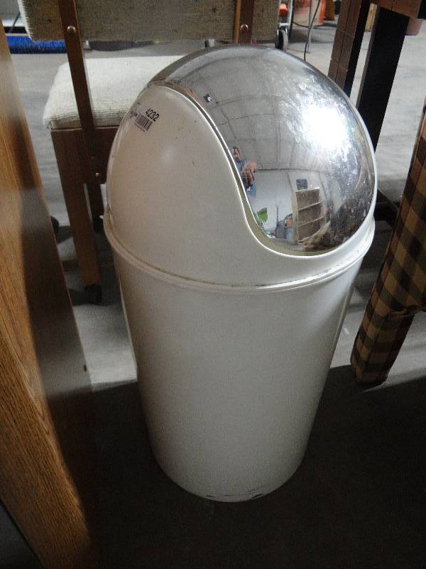 lot 4232 image: Trash can.