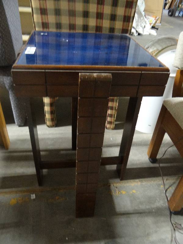 lot 4235 image: End table wglass top.