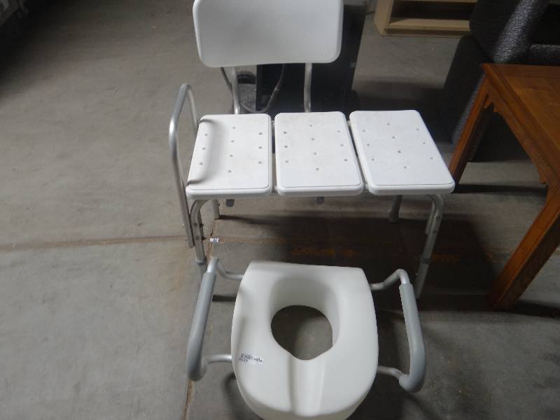 lot 4239 image: Shower chair & toilet riser.
