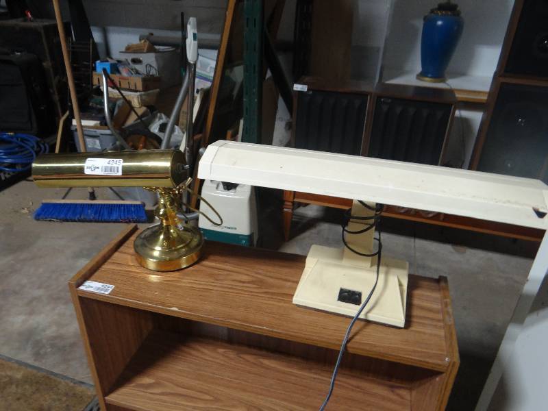 lot 4245 image: 2 Desk lamps.