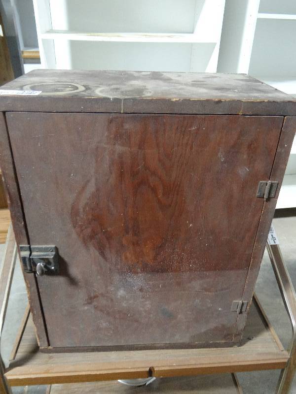 lot 4252 image: Small wood cabinet wcontents.