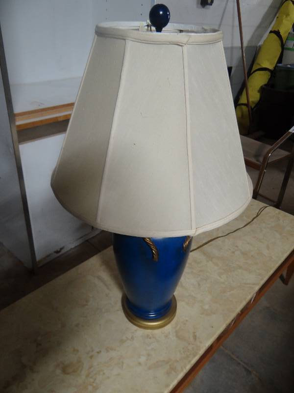 lot 4256 image: Decor table lamp.