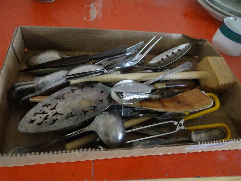 lot 4261 image: Lot of kitchen uttensils.
