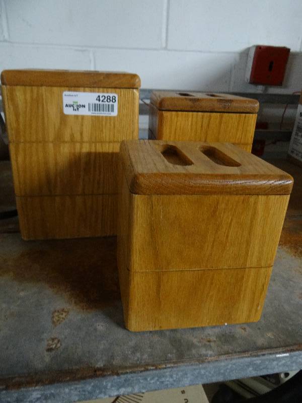 lot 4289 image: Set of 3 canister.