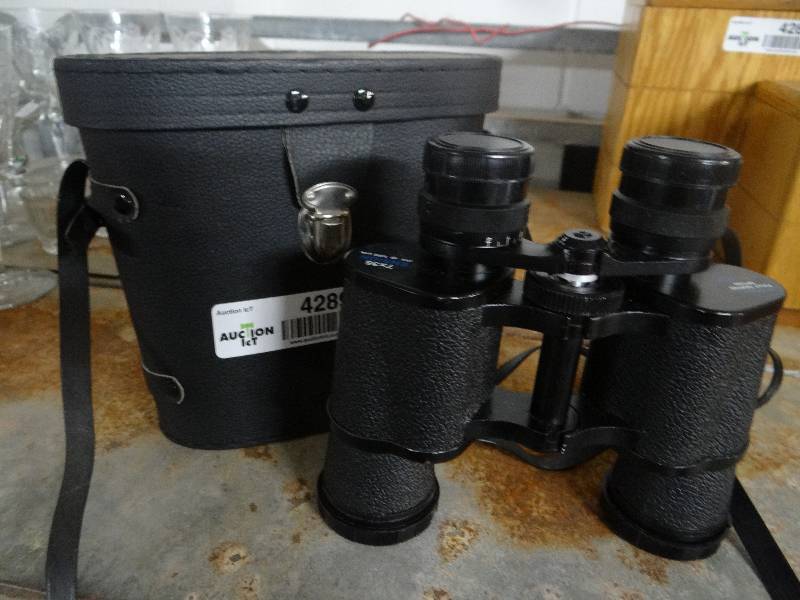 lot 4288 image: Binoculars in case.