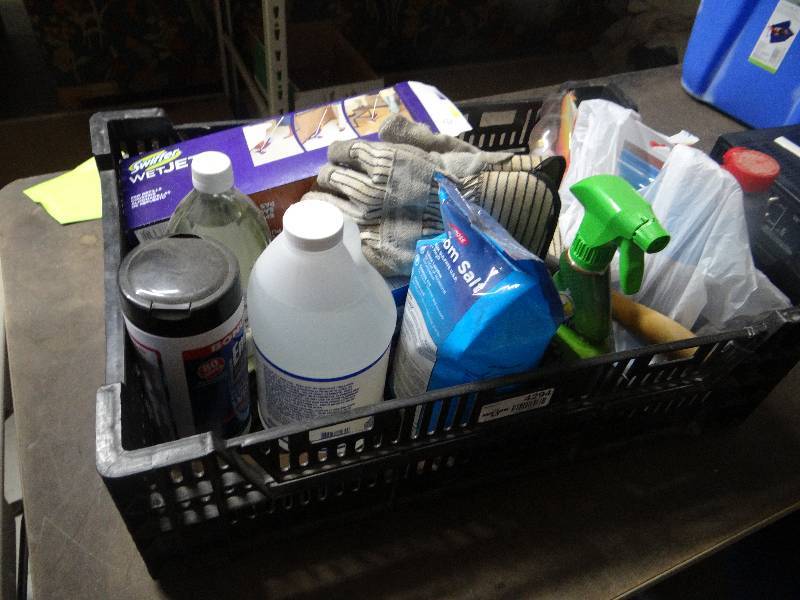 lot 4294 image: Large lot of cleaning supplies.