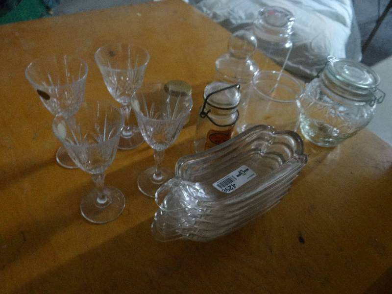 lot 4298 image: Lot of set of 4 steamware, sever dishes, containers.