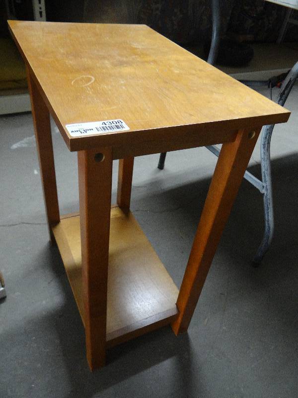 lot 4308 image: Small wood end table.