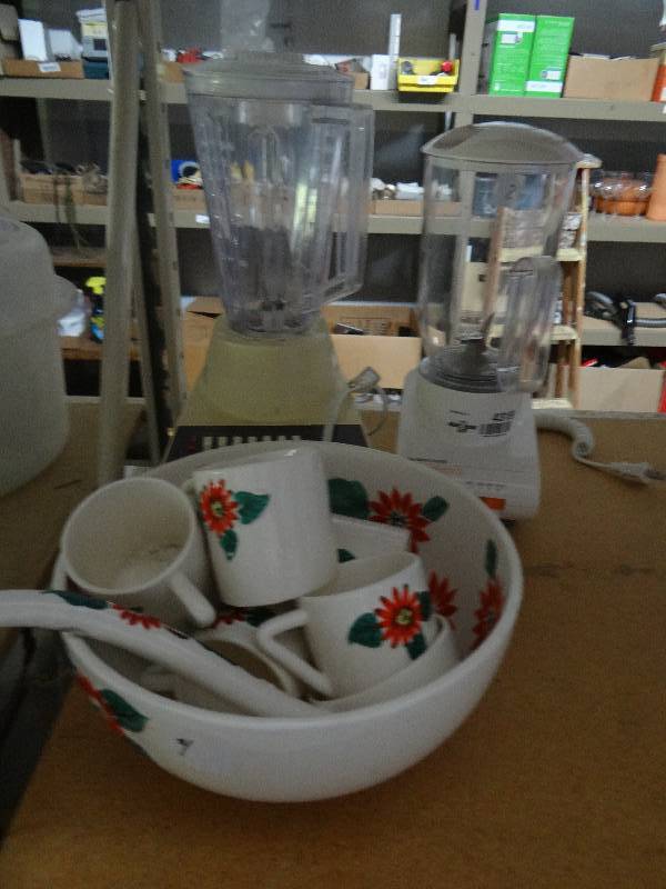 lot 4319 image: 2 Mixers & punch bowl set.