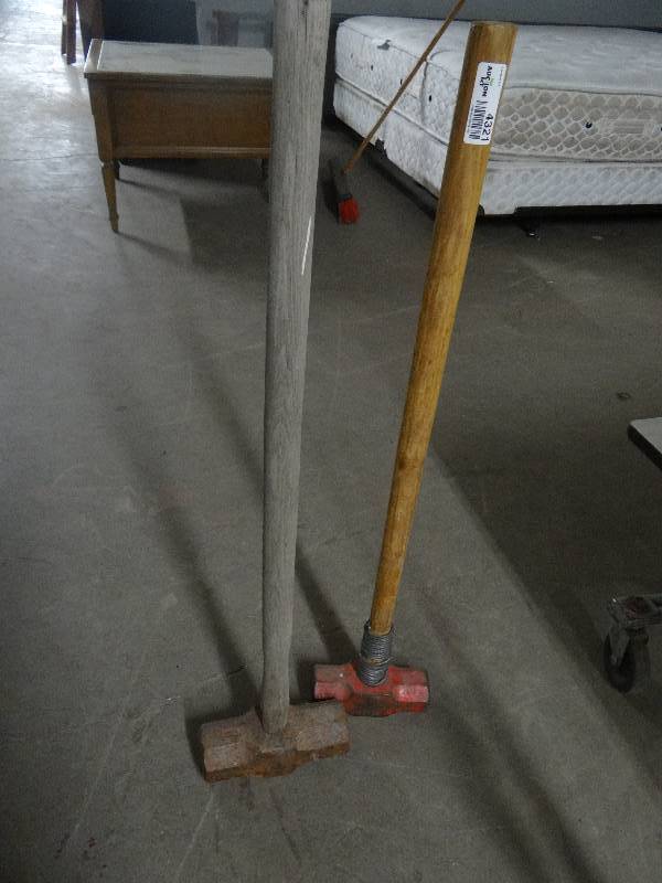 lot 4321 image: 2 sledgehammers.