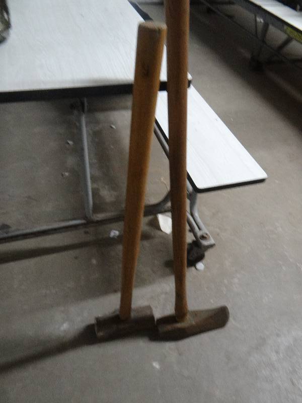 lot 4322 image: Sledgehammers & splitting axe.