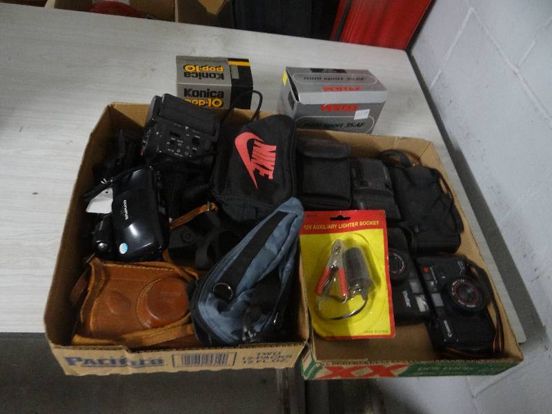 lot 4328 image: Cameras, camera bags & accessories.