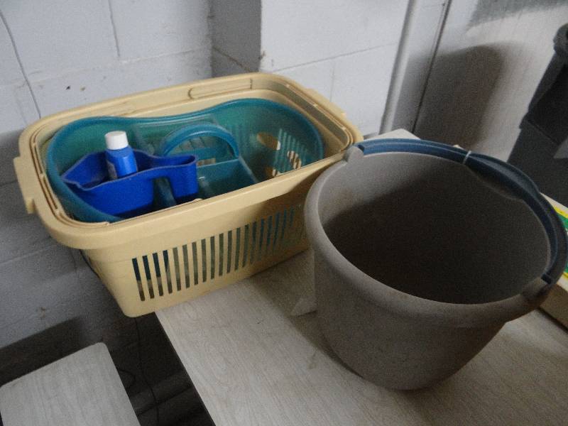 lot 4332 image: Carry basket, mop bucker, shower caddy.