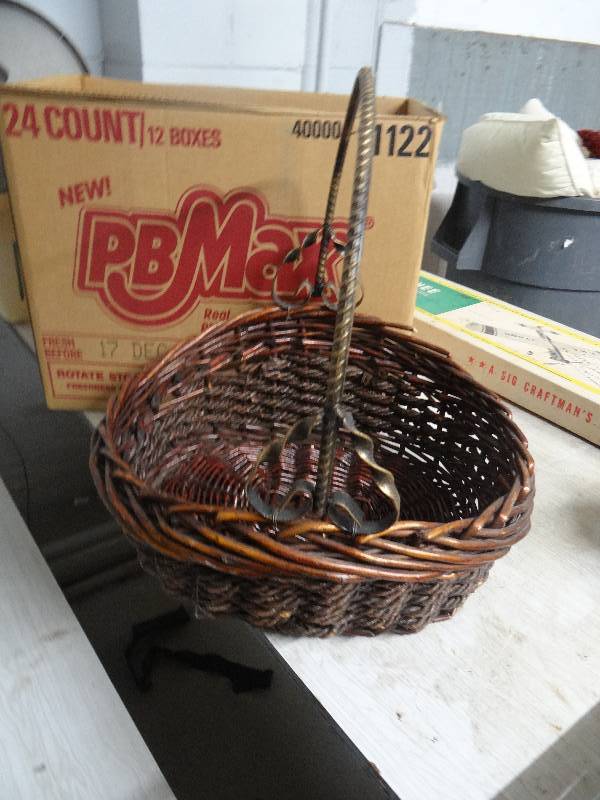 lot 4333 image: Large & small wicker baskets.