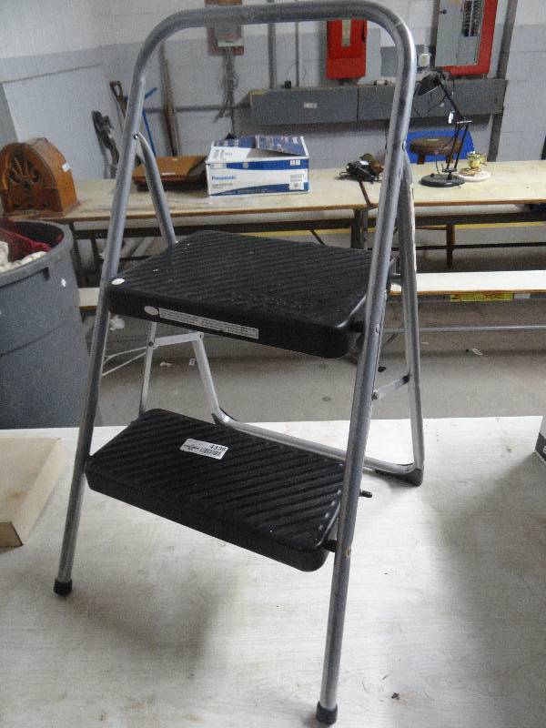 lot 4336 image: Cosco step ladder.