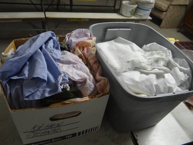 lot 4337 image: 2 Boxes of linens.