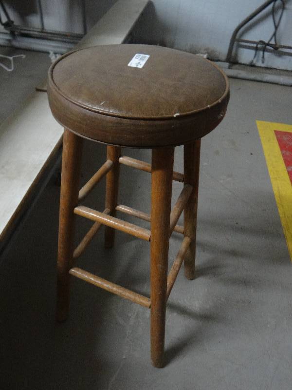 lot 4350 image: Padded stool.