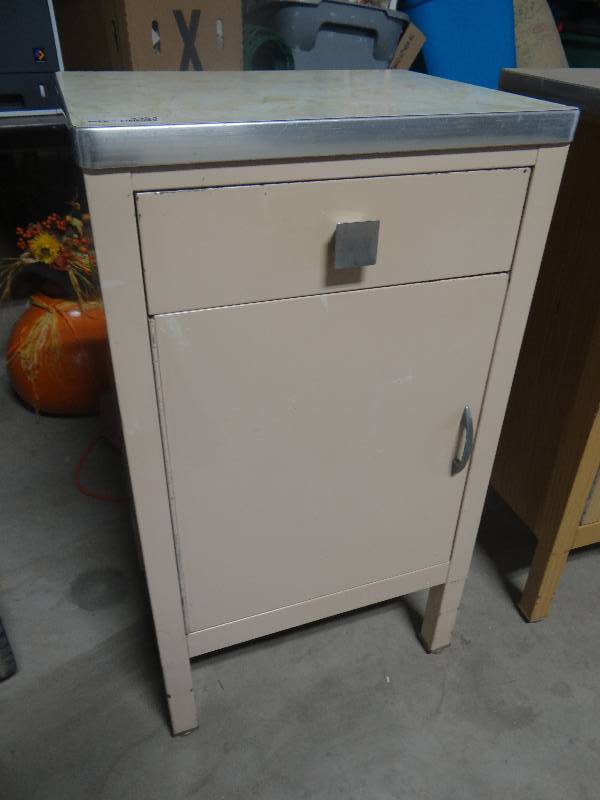 lot 4354 image: Small metal cabinet.