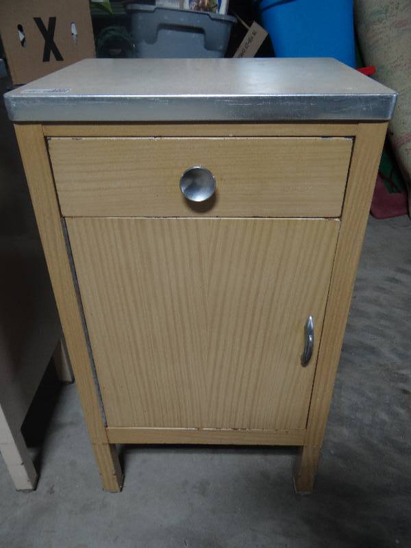 lot 4355 image: Small metal cabinet.