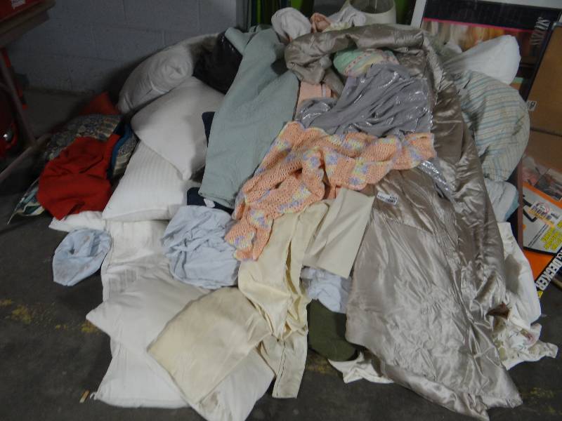 lot 4360 image: Large lot of blankets, sheets, pillows, ONLY LINEN.