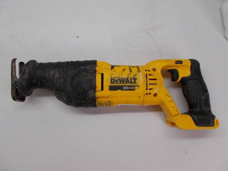 lot 1070 image: dewalt 20 volt sawsall
