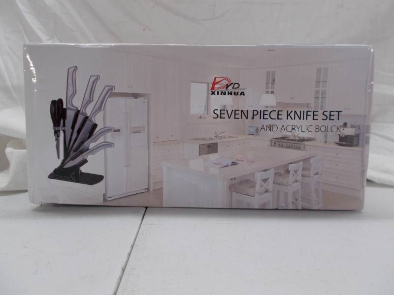 lot 1107 image: Knife set and stand