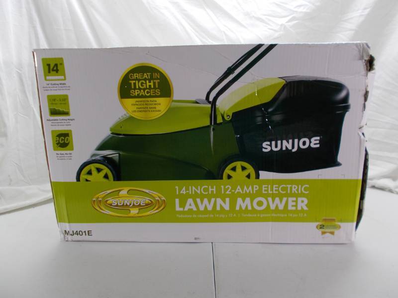 lot 1090 image: Electric lawn mower