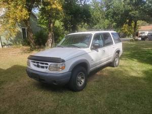 lot 300 image: 2000 Ford Explorer - Runs Good -