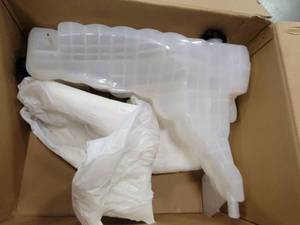 lot 31690 image: Coolant Reservoir Tank Fits Kenworth T680 T880 Peterbilt 579 2018 with Cap Radiator Reservoir Tank Replacement Kenworth T680 T880 Peterbilt 579 Semi Trucks Engine Coolant Bottle Tank