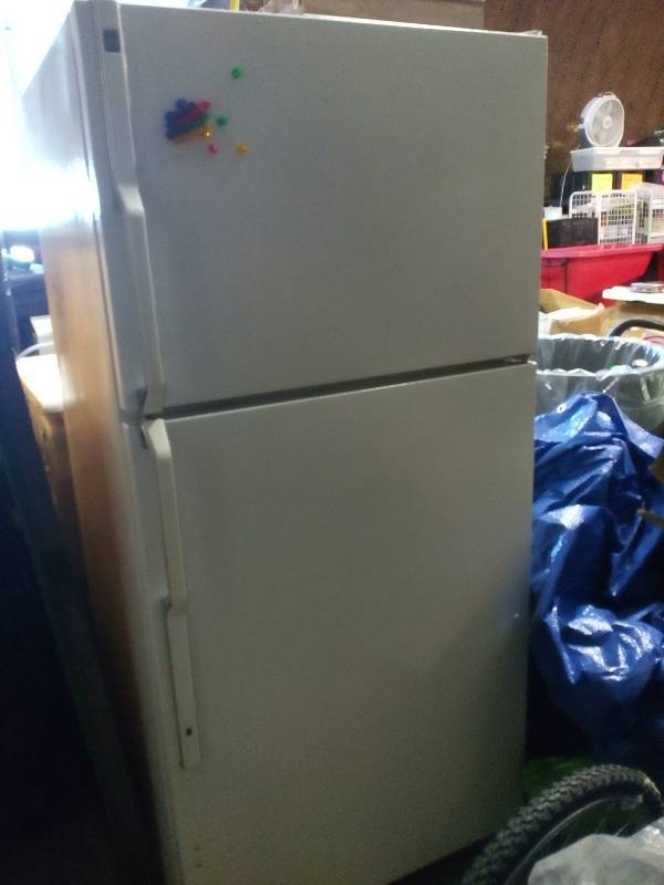 lot 6 image: GE No Frost Refrigerator - Freezer