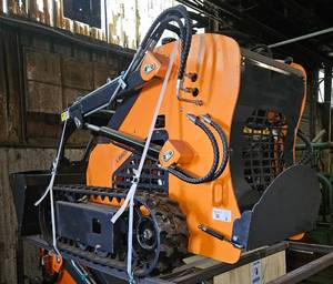 lot 5053 image: 2025 Unused LandHero 23HP Hydraulic Mini Skid Steer Loader - Model LDH-T460