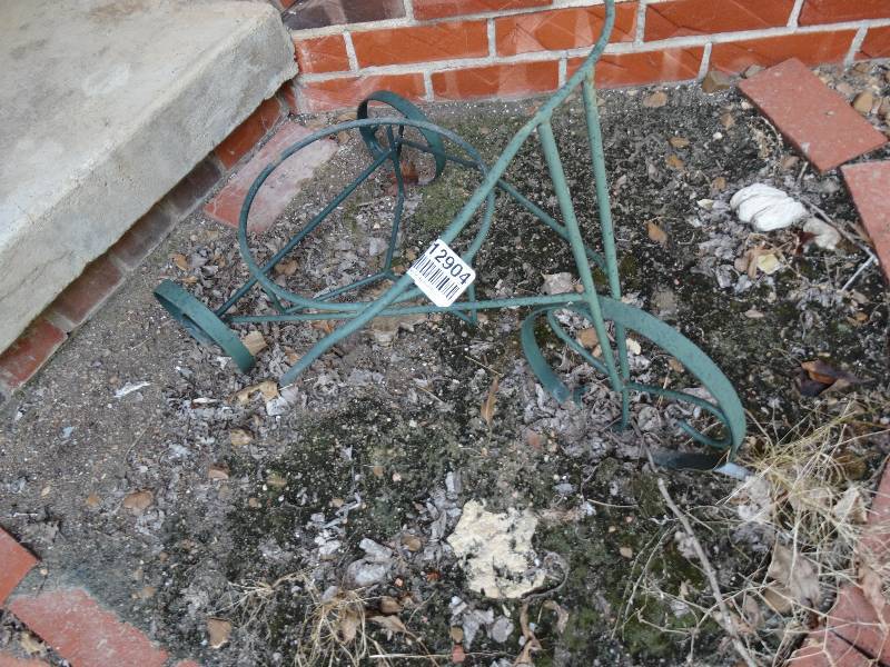 lot 12904 image: Yard decor