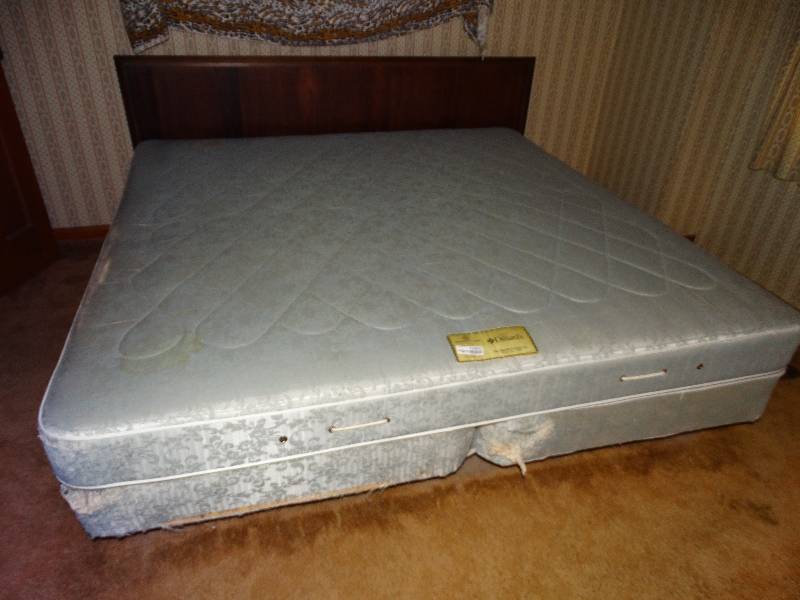 lot 12905 image: King size complete bed