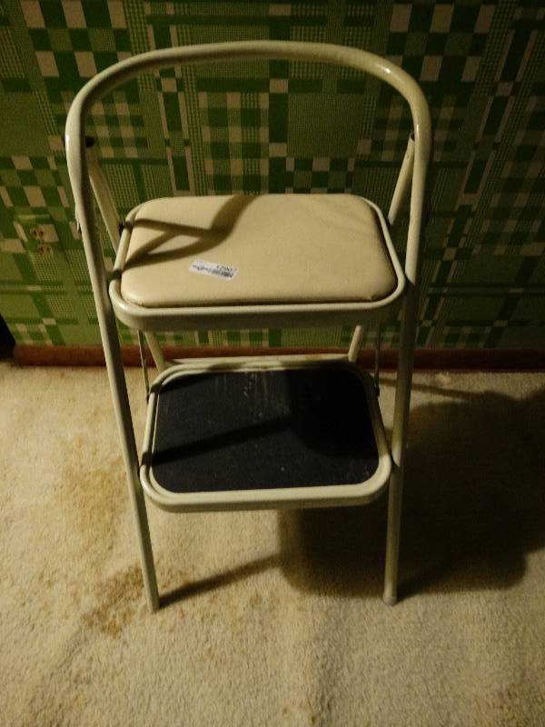 lot 12907 image: Folding 2 step ladder