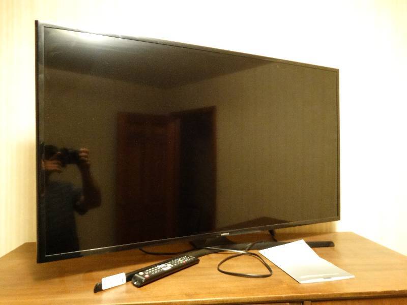 lot 12912 image: Samsung 48 LED smart TV w remote