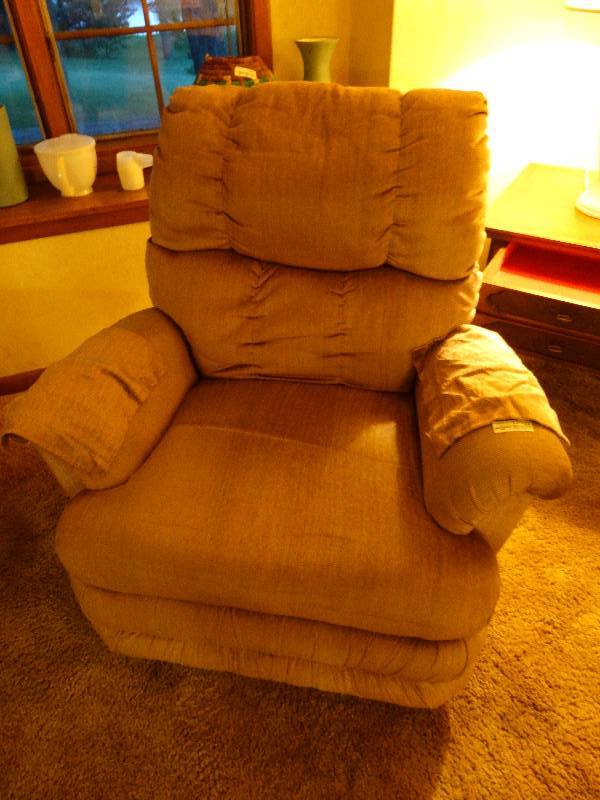 lot 12922 image: Berkline rockerrecliner-