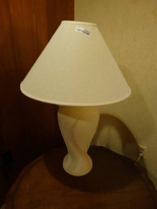 lot 12923 image: Table lamp w shade