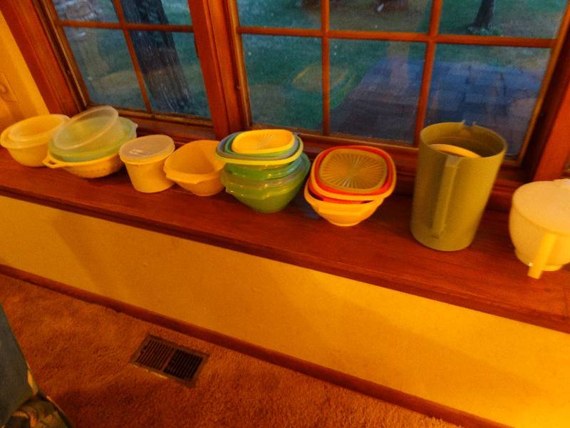 lot 12926 image: Lot of various tupperware