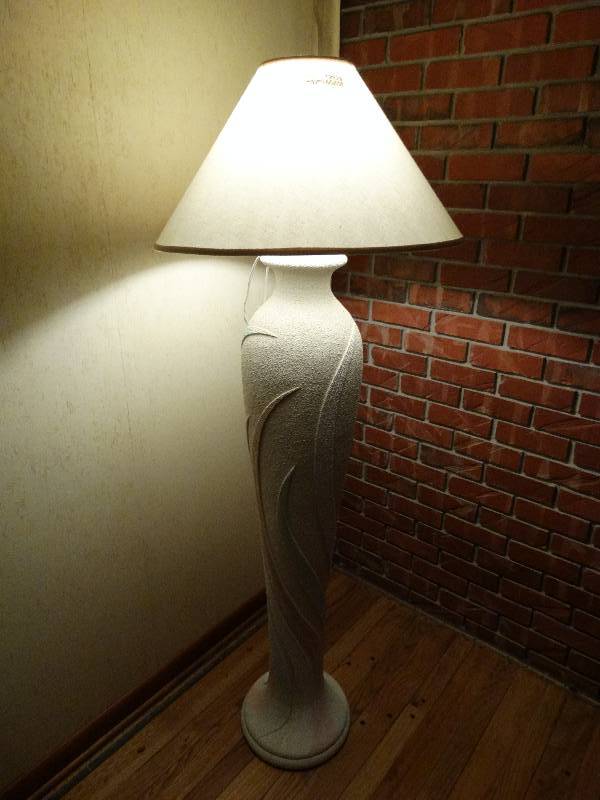 lot 12929 image: Floor lamp w shade- Matches table lamps