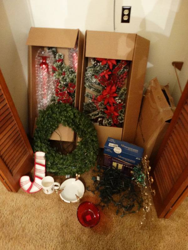 lot 12932 image: Lot of Christmas wreaths & decor
