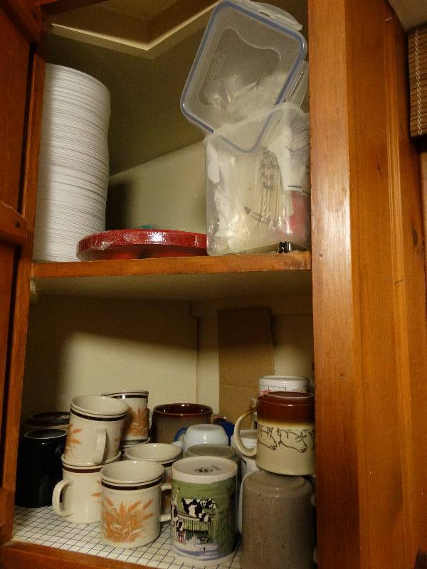 lot 12943 image: Lot of coffee cups plasticware paper plates