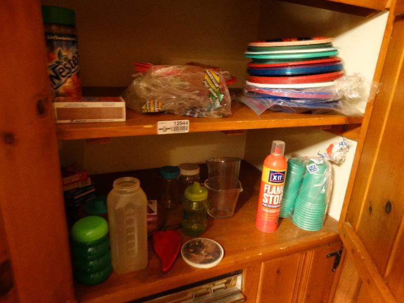 lot 12944 image: Lot of paper plates & misc