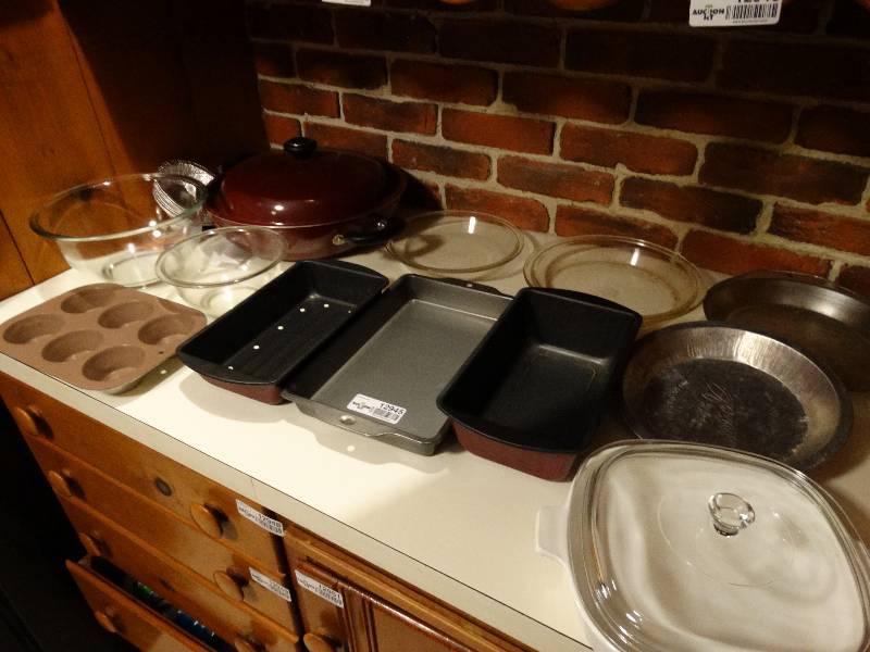 lot 12945 image: Lot of bakeware