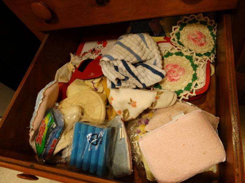 lot 12950 image: Hand towels, sponges, misc